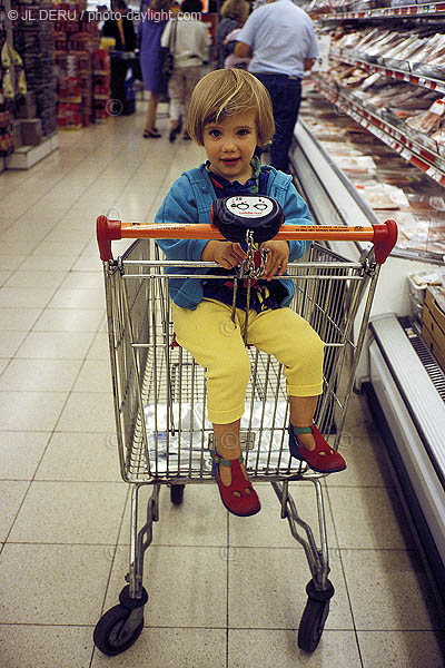petite fille au supermarch - little girl at the supermarket